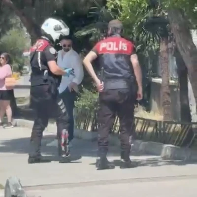 Otomobilin &ccedil;arpıp ka&ccedil;tığı kediyi yol kenarına alan polisler takdir topladı
