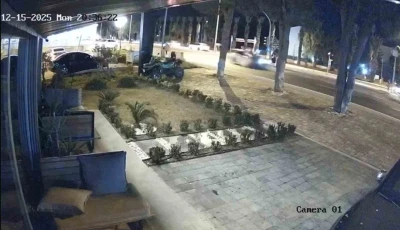 Otomobilin &ccedil;arpması ile metrelerce y&uuml;kseğe savrulan motosiklet s&uuml;r&uuml;c&uuml;s&uuml; hayatını kaybetti
