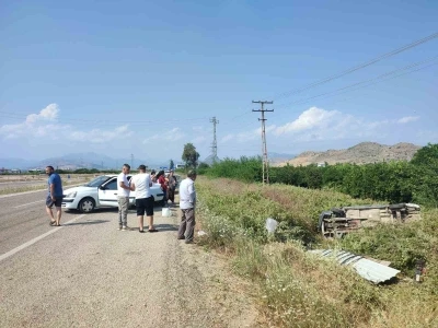 Otomobilin &ccedil;arptığı ara&ccedil; bah&ccedil;eye devrildi: 4 yaralı
