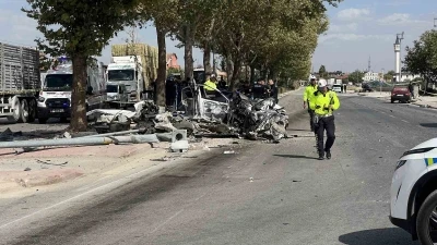 Otomobilin çarptığı araç ikiye bölündü: 1 ölü, 1 yaralı
