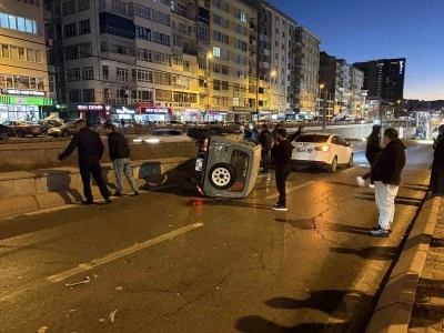 Otomobilin çarptığı cip yan yattı, yol trafiğe kapandı
