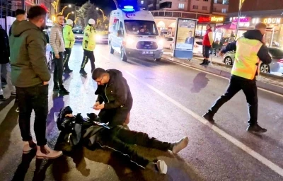 Otomobilin &ccedil;arptığı motosiklet s&uuml;r&uuml;c&uuml;s&uuml; yaralandı
