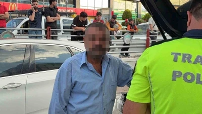 Otomobilin &ccedil;arptığı ref&uuml;jden kopan taşlar tramvaydan i&ccedil;eri girdi: 4 yolcu yaralı
