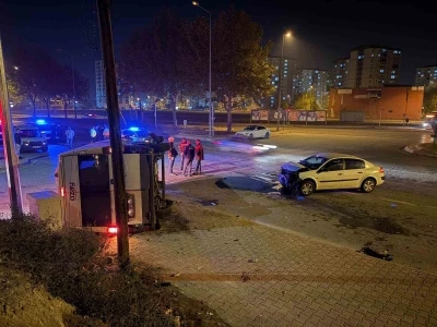 Otomobilin çarptığı servis yan yattı: 2 yaralı
