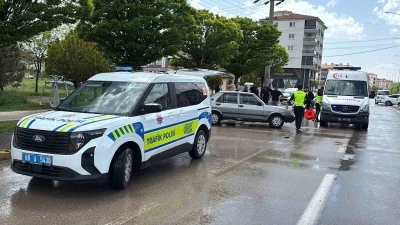 Otomobilin &ccedil;arptığı yaşlı kadın ağır yaralandı
