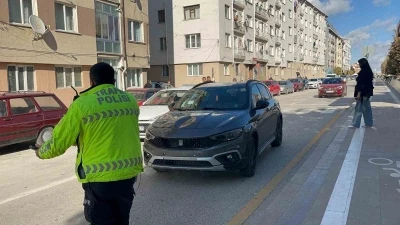 Otomobilin çarptığı yaşlı kadının durumu ağır
