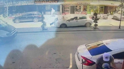 Otomobilin &ccedil;arptığı yayanın 10 metre savrulduğu anlar kameraya yansıdı
