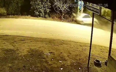 Otomobilin elektrik direğine saplandığı kaza kamerada
