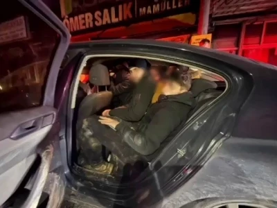Otomobilin i&ccedil;inden 10 ka&ccedil;ak g&ouml;&ccedil;men &ccedil;ıktı: 1 tutuklama
