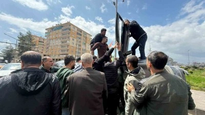 Otomobilin kaldırıma &ccedil;arpıp yan yatması ara&ccedil; kamerasına yansıdı