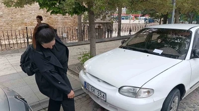Otomobilin kaputuna giren kediyi itfaiye ekipleri kurtardı
