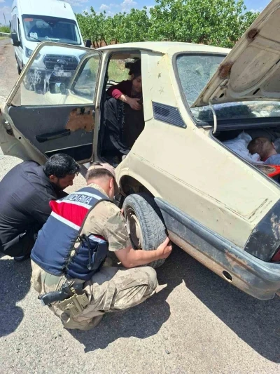 Otomobilin lastiğini jandarma değiştirdi
