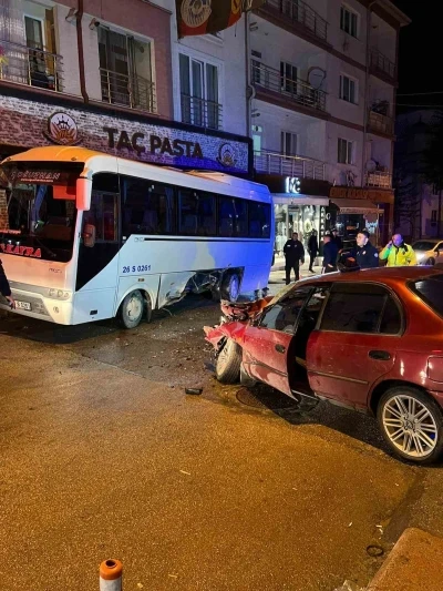 Otomobilin minib&uuml;se yandan &ccedil;arptığı kazada 1 kişi yaralandı
