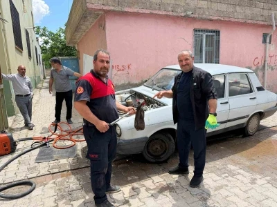 Otomobilin motoruna giren yılanı itfaiye &ccedil;ıkardı
