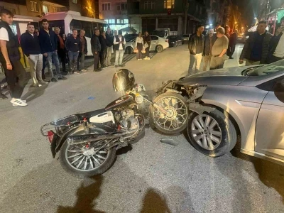 Otomobilin motosikletle &ccedil;arpıştığı kaza g&uuml;venlik kamerasında
