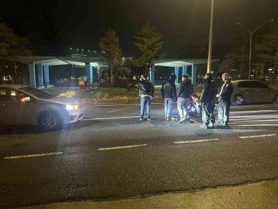 Otomobilin &ouml;n&uuml;ne atlayan gen&ccedil; yaralandı
