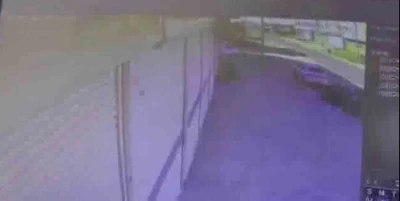 Otomobilin park halindeki aracı bi&ccedil;tiği kaza g&uuml;venlik kamerasında

