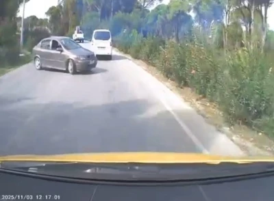 Otomobilin, ticari taksiye çarpma anı araç kamerasına yansıdı: 2 yaralı
