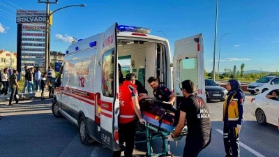 Otomobilin tur otob&uuml;s&uuml;ne &ccedil;arptığı kazada faciadan d&ouml;n&uuml;ld&uuml;
