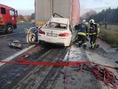 Otomobiliyle tırın altına giren 18 yaşındaki s&uuml;r&uuml;c&uuml; hayatını kaybetti
