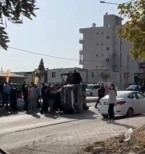 Otomobille çarpışan araç devrildi: 1 yaralı