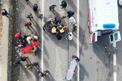 Otomobille &ccedil;arpışan elektrikli bisiklet hurdaya d&ouml;nd&uuml;: 2 ağır yaralı
