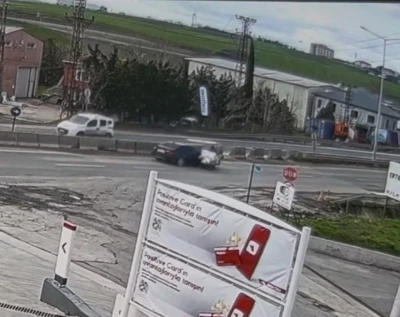 Otomobille &ccedil;arpışan elektrikli bisiklet s&uuml;r&uuml;c&uuml;s&uuml; hayatını kaybetti
