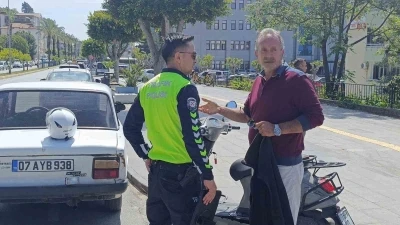 Otomobille &ccedil;arpışan elektrikli bisiklet s&uuml;r&uuml;c&uuml;s&uuml;, park halindeki aracın altına s&uuml;r&uuml;klendi
