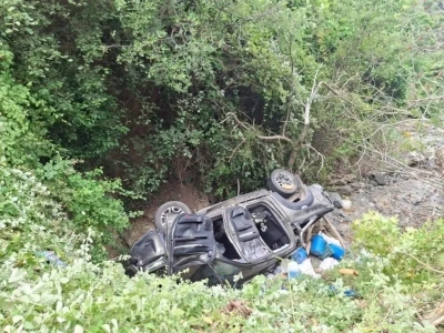 Otomobille &ccedil;arpışan hafif ticari ara&ccedil; dereye u&ccedil;tu: 7 yaralı
