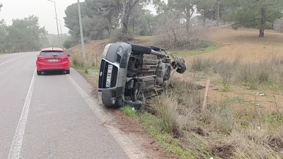 Otomobille &ccedil;arpışan hafif ticari ara&ccedil; yan yattı: 2 yaralı
