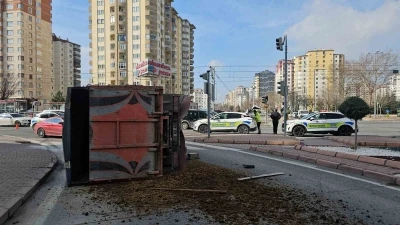 Otomobille &ccedil;arpışan kamyonet yan yattı, hayvan dışkıları yola savruldu

