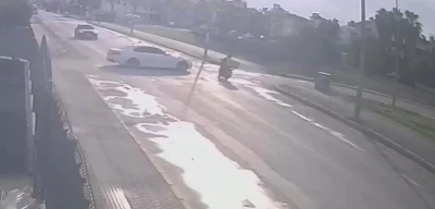 Otomobille çarpışan motokuryenin ağır yaralandığı kaza güvenlik kamerasına yansıdı
