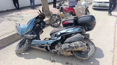 Otomobille &ccedil;arpışan motosiklet s&uuml;r&uuml;c&uuml;s&uuml; ağır yaralandı
