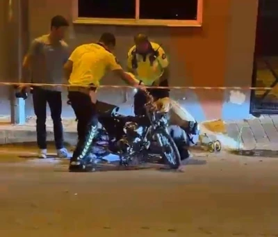 Otomobille &ccedil;arpışan motosiklet s&uuml;r&uuml;c&uuml;s&uuml; hayatını kaybetti
