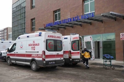 Otomobille &ccedil;arpışan motosiklet s&uuml;r&uuml;c&uuml;s&uuml; &ouml;ld&uuml;
