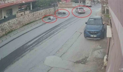 Otomobille &ccedil;arpışan motosiklet s&uuml;r&uuml;c&uuml;s&uuml;n&uuml;n metrelerce havaya savrulduğu anlar kamerada
