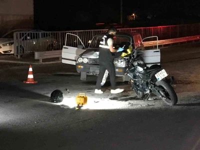 Otomobille &ccedil;arpışan motosikletin s&uuml;r&uuml;c&uuml;s&uuml; ağır yaralandı
