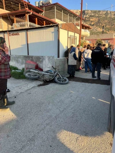 Otomobille &ccedil;arpışan motosikletli ağır yaralandı
