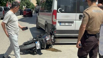 Otomobille &ccedil;arpışan motosikletli az kalsın minib&uuml;s&uuml;n altında kalıyordu
