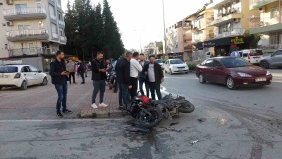 Otomobille çarpışan motosikletli, metrelerce havaya savruldu

