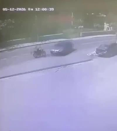 Otomobille &ccedil;arpışan motosikletlinin kaza anı kameraya yansıdı
