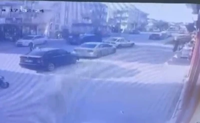 Otomobille &ccedil;arpışan motosikletteki 2 kişi metrelerce savruldu: 3 yaralı
