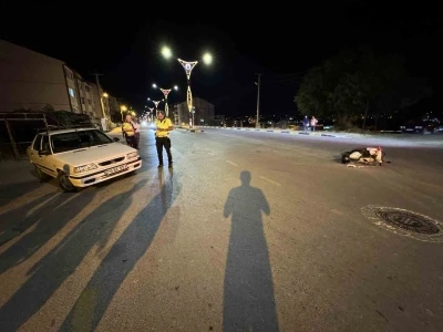 Otomobille çarpışan motosikletteki 2 kişi yaralandı
