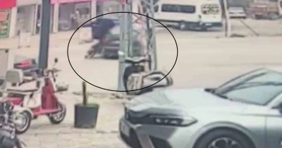 Otomobille &ccedil;arpışan motosikletteki 2 kişinin yere savrulduğu anlar kamerada
