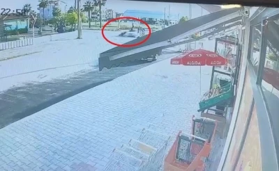 Otomobille &ccedil;arpışan motosiklettekiler metrelerce savruldu: 2 ağır yaralı
