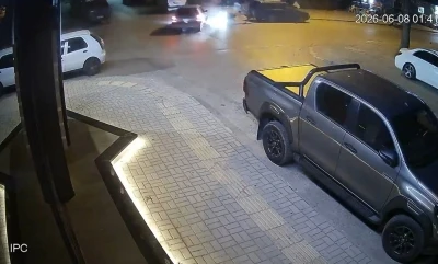 Otomobille &ccedil;arpışan motosiklettekiler, metrelerce u&ccedil;up park halindeki aracın bagajına &ccedil;arptı

