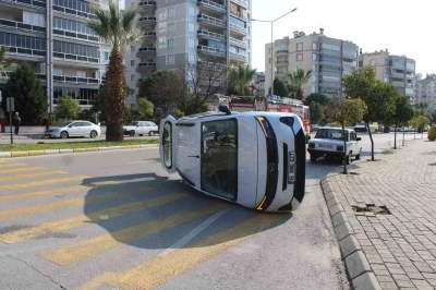 Otomobille &ccedil;arpışan ticari ara&ccedil; yan yattı: 1 yaralı
