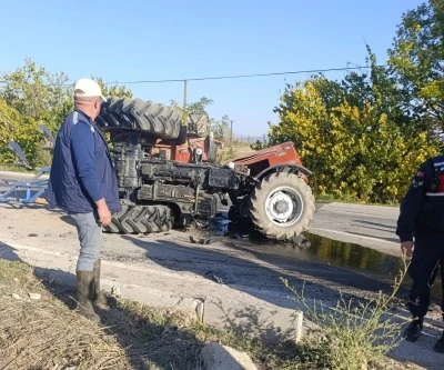 Otomobille çarpışan traktör ikiye bölündü
