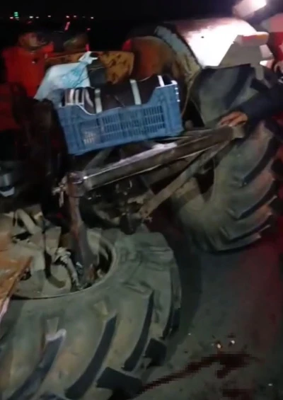 Otomobille çarpışan traktörün tekeri koptu: 2 yaralı
