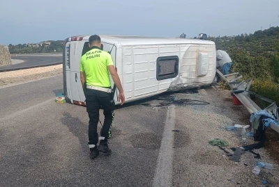 Otomobille &ccedil;arpışan yolcu minib&uuml;s&uuml; yan yattı: 10 yaralı
